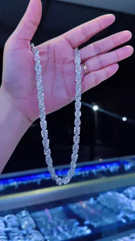 em cỡ này mấy chị cỡ nào 😁 dây chuyền xoắn vuông bản to siêu sang chảnh sáng bóng mới về nha #tiệmbạcbảochâu💎 #bạccaocấp #xuhuong #newyear2025 #70tayninh❤️ #trendingvideo #PhaiDepNgayNay #dâychuyền 