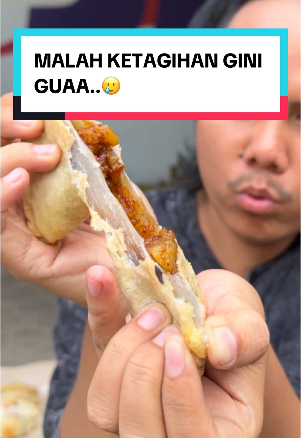 TIAP LEWAT YA KOK RAME TERUS.. Namanya Cireng Nagih.. awalnya gak percaya gua kalo senagih itu! Tapi kom ya penasaran rame mulu, yawesss gua gassiin lah beliii..  Akhirnyaa gua tauu kenapa bisa rame.. ternyata emang nagih alig! Kena eug! Ketagihan! Apalagi isian ayam suir dan seblak sii eug mah🤤 Gimanaa.. gassiin gaa..🛵💨 🎯CIRENG NAGIH🎯 (Di jl. kimaja wayhalim, pelataran JNE Kimaja) #husennbj #cireng 