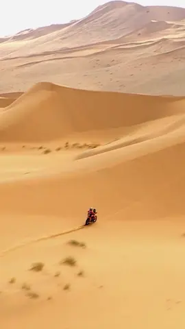 😌 Take a moment to enjoy these shots of Luciano gliding through the dunes. 🏜️ #Dakar2025 #DakarInSaudi 😌 خذ لحظة للاستمتاع بهذه اللقطات للوتشيانو وهو يتنقّل بسلاسة بين الكثبان الرملية. 🏜️ #داكار2025 #داكار_السعودية2025