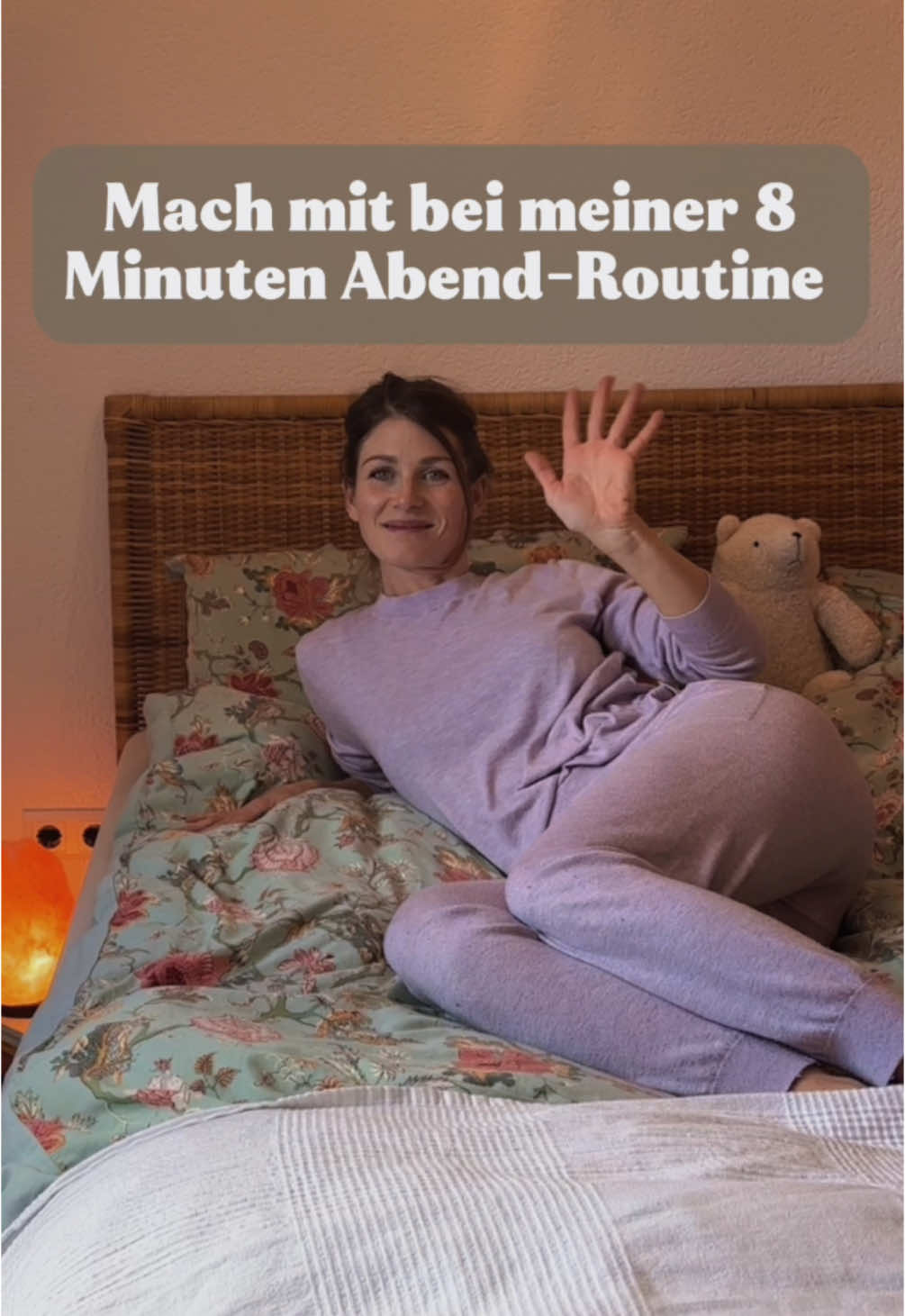 Ein paar meiner Lieblingsübungen vor dem Schlafen, um all den Stress loszulassen und Verspannungen zu lösen💤✨ Mach’s dir gemütlich, schnapp dir ein Kissen und genieße 🤍  Speicher dir das Reel für heute Abend 🌜 #besserschlafen #verspannungenlösen #abendroutine #yoga #yogafürmamas #selbstfürsorge #iliopsoas #untererrücken #nackenschmerzen #hüftbeuger #hipopeningyoga #yin #yinyoga 