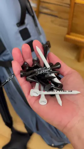 Titleist 新款球包，之前沒出過這個顏色很特別，有點灰藍的高級感，趁著出國比賽前，把球具換過來過來再增加一些小夥伴，這個過程真的很療癒，對於愛打球的人真的是簡單的快樂時光。 今年會發行新款的小雞腿，再補一支就全部都換好啦！期待。 裝備清單： 25Y .STADRY Pro V1 T200 . 6-P SM10 50.54.58 24Y . My girl  putter  @titleist_taiwan #titleist  #sm10 #vokeywedges @scottycameron  #prov1  #golflife #golfaddict