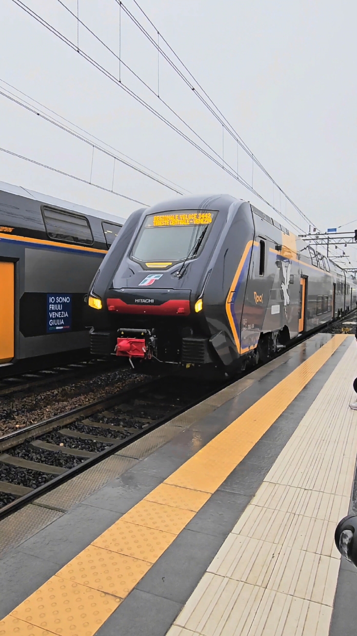Etr621 hitachi rock (fvg) 🚉 in Stazione a s.stino #trainspotting  #trainspotter #italy #fyp  #foryou #viral #hitachi  #trenomerci #etr621  #railway #train #ita 