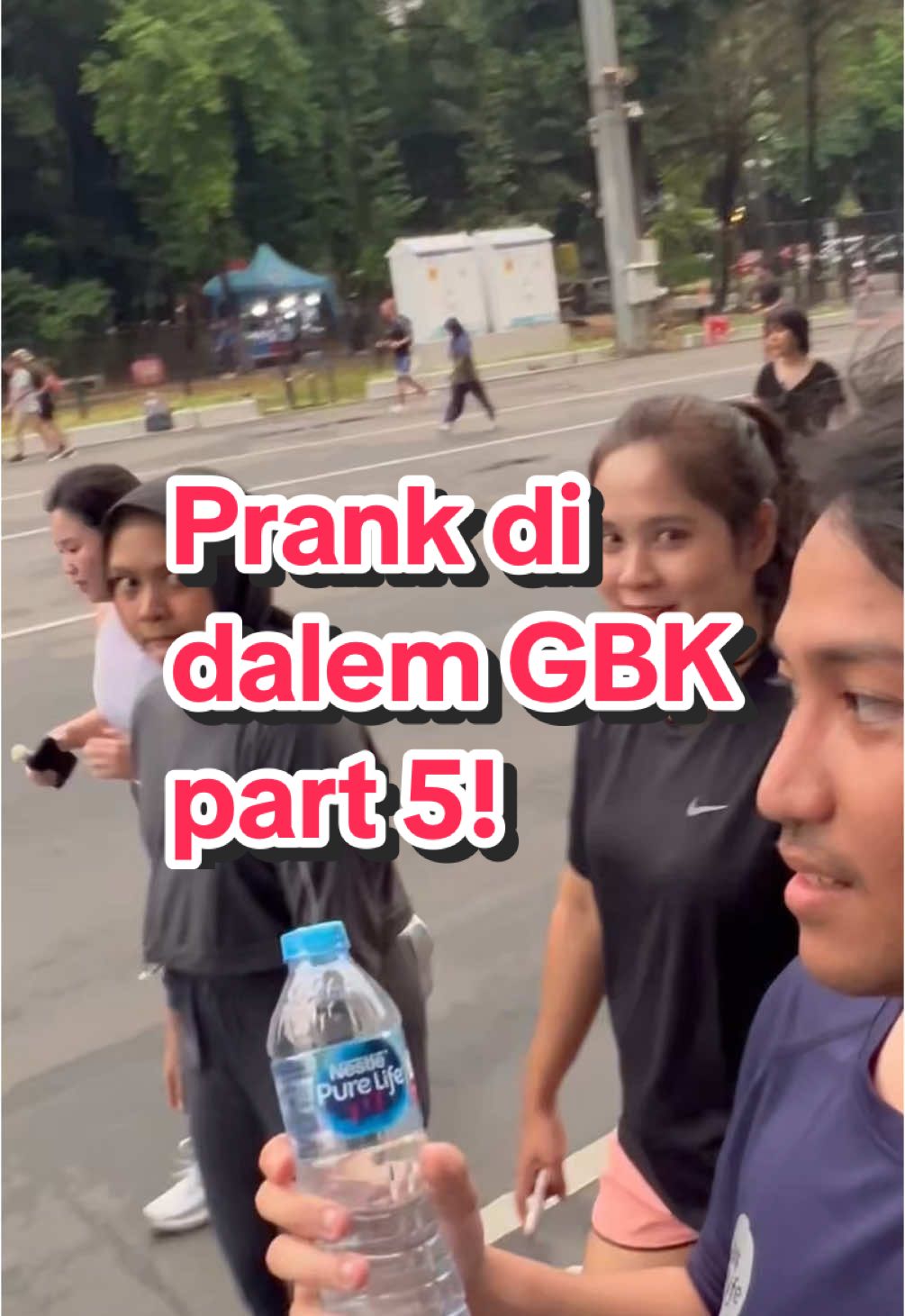 Replying to @Mhdlpi Nah makanya lari ke GBK juga kak, siapa tau nanti aku tawarin air juga😂🙏🏼 #prank #hiburan #gbk #fyp 