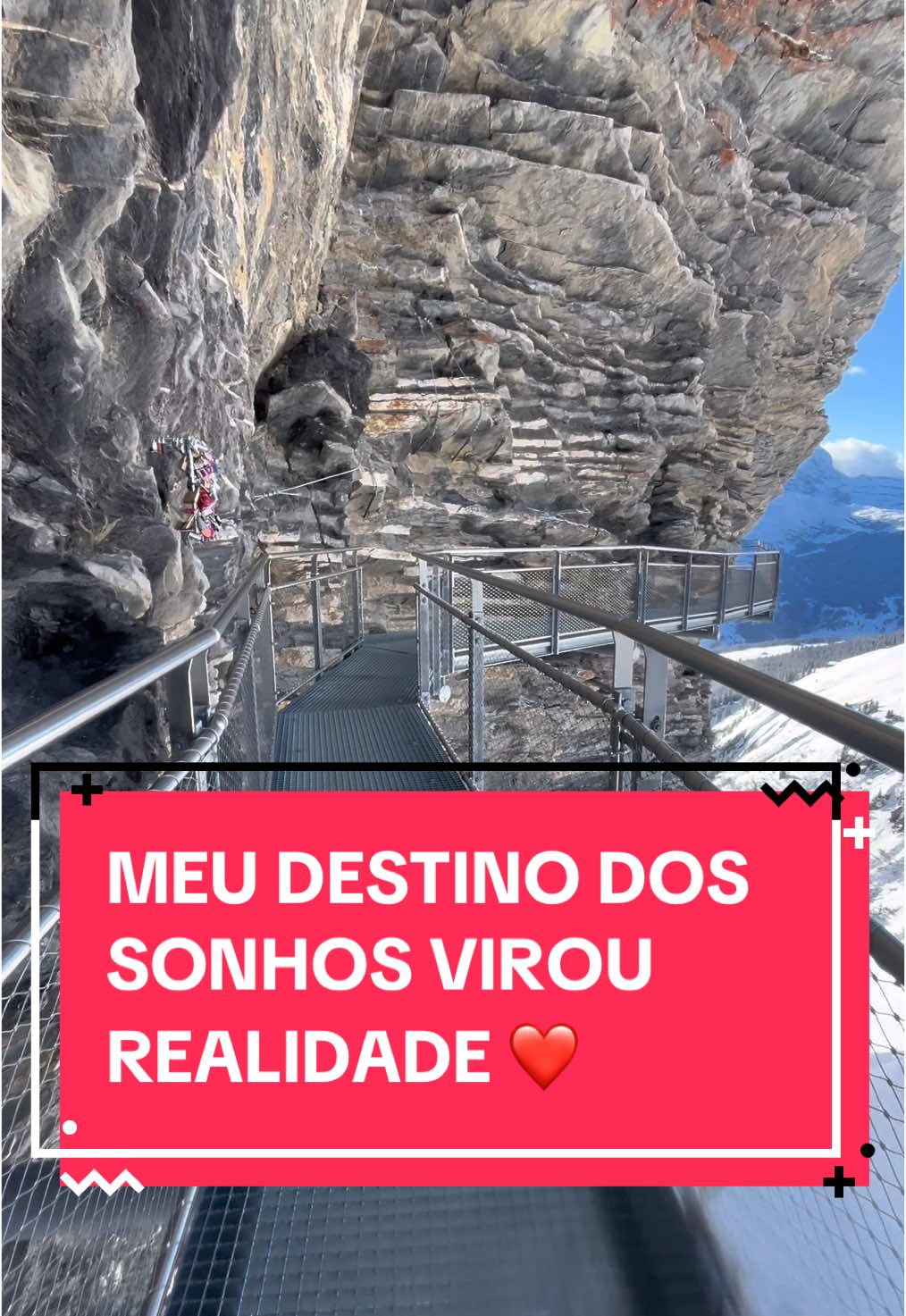 Todos os detalhes sobre nossa visita a Grindelwald, na Suíça 📍🇨🇭 🚇Chegada: pra chegar a Grindelwald utilizamos um trem saindo de Zurique com uma pequena conexão em Interlaken. A viagem durou cerca de 2:30h. Utilizando o saver pass day a passagem custou 52 francos para cada um!  Também é possível fazer de carro!  Pra subir o First Cliff reservamos os ingressos pelo Get Your Guide! O valor foi 157 euros (já pros 2!) e vale muito a pena! É só escanear o QR code no aplicativo do get your guide e subir direto (não sendo necessário passar pela fila para adquirir os bilhetes).  Caso vocês queiram o link pra reserva é só comentar aqui que eu envio!  A cerveja com o chocolate quente no restaurante do first ficou em 11,60 francos suíços e o imã que comprei lá em cima custou 7,80 francos!  Sem dúvida uma das nossas aventuras favoritas de viagem!!! Encarariam a passarela?  @getyourguide @getyourguidecommunity  #getyourguide #getyourguidecommunity #suiça #grindelwald #firstcliffwalk #eurotrip #viagem 
