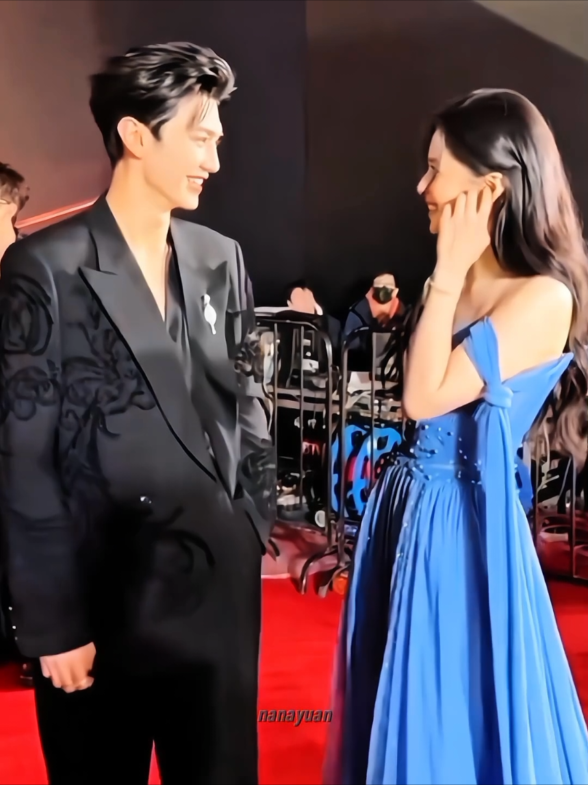 mereka yg tatap2an, aku yg meleyot😭🫠 ini di aku bikin kering gigi, kalian gimana?😭 #chenzheyuan #chenzheyuan陈哲远 #zhangjingyi #zhangjingyi张婧仪 #chasingdreams #actorchinese #weibonight2024 #fyp #foryou 