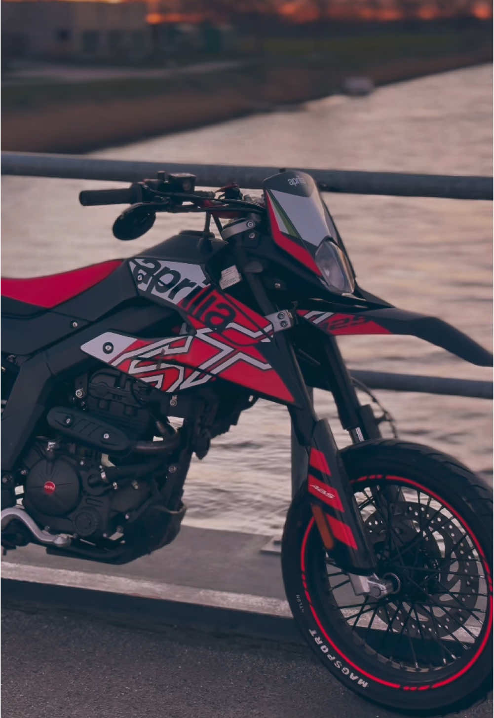 ❤️🖤|| #rasenmäher #drivesafe #slow #slowasfuck #motorbike #motorrad #mopeds #bikelife #apriliasupermoto #fypage #mopedaesthetic #motorradcommunity #northsea #supermoto #supermotocommunity #sx125 #fyviral #apriliasx #125ccm #motorcycle #river 