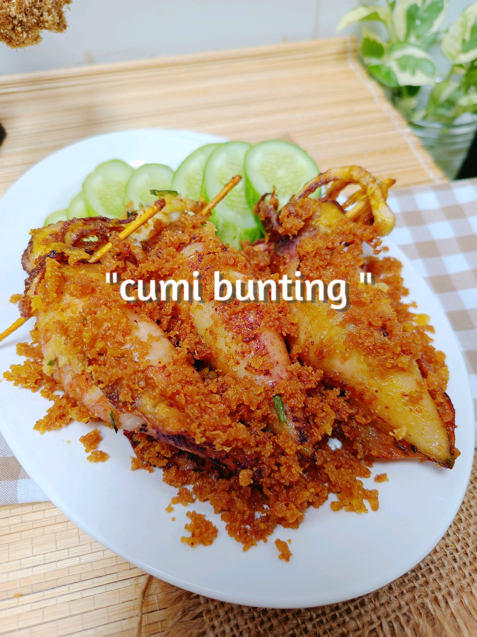 Resep 👇  *Bahan : - cumi segar 600gr ( kasih soda kue supaya empuk)  - bumbu marinasi 1/2 sachet - daun jeruk & daun salam secukupnya - tahu putih 3 buah  - telur 2 butir  - daun kucai 1/2 ikat  - garam 1/2 sdt  - kaldu bubuk 1 sdt  - lada bubuk 1/2 sdt  - baput bubuk 1 sdt - tepung tapioka 2 sdm  *Bahan tepung cair :  - tepung terigu 1 sdm - tepung beras 2 sdm  - tepung maizena 1 sdm  - air -+ 150ml  - bumbu marinasi 1/2 sdm - baking powder 1/4 sdt #resepmasakan #cumibunting #cumiisi #cumigoreng #resepenak 