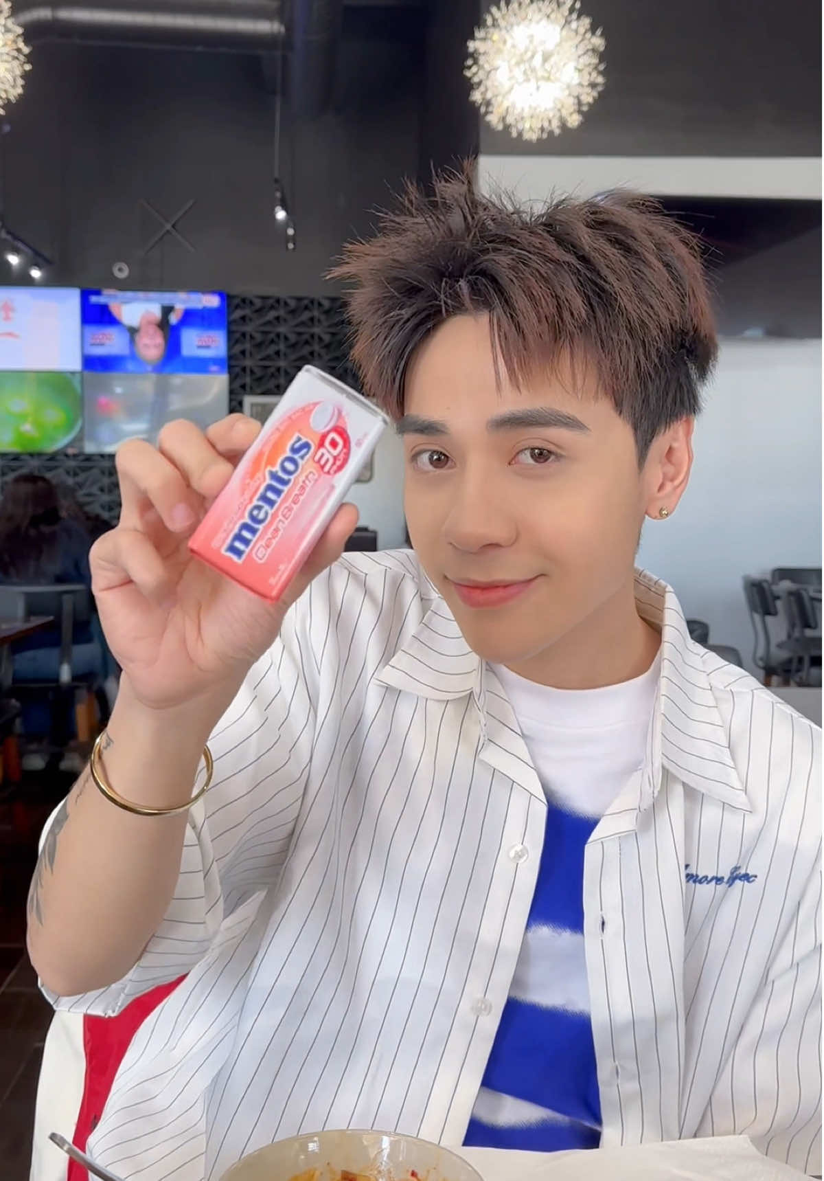 Tongtai đi xuất khẩu lao động nhưng không quên mang theo ‘người bạn đồng hành’ Mentos. 🍬 Vừa tỉnh táo, vừa tự tin bung sức trên sân khấu 😎 #Mentos #keongammentos #hoithothommat #QuangHungMasterD #Tiktokgiaitri #SoundsOfVietnam 