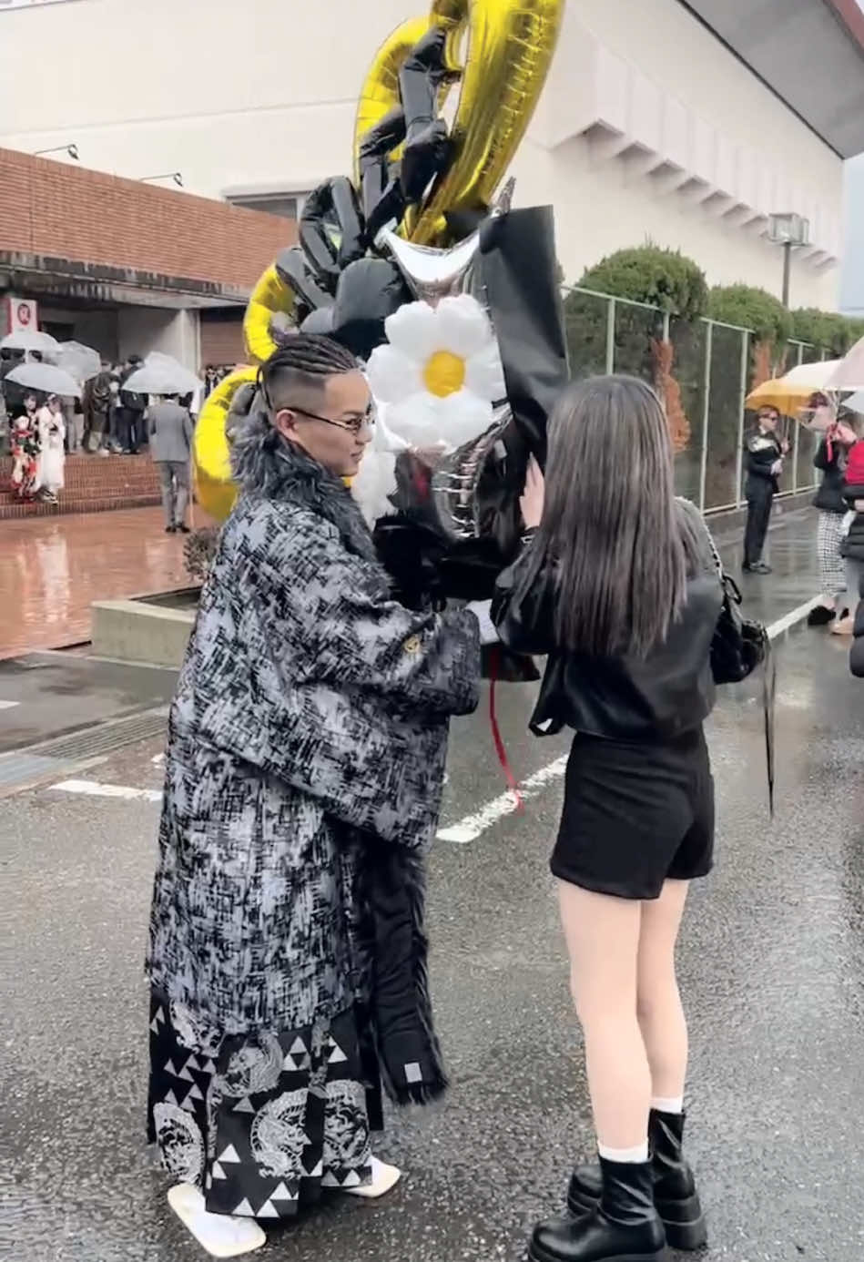 大好きな彼氏に会場で1番でっかい花束持っていけた🩵袴姿も1番かっこよかったよ！彼氏のお母さんも泣いて喜んでくれて嬉しかった😖成人おめでとう㊗️#05#06#熊本#東京#成人式#fyp