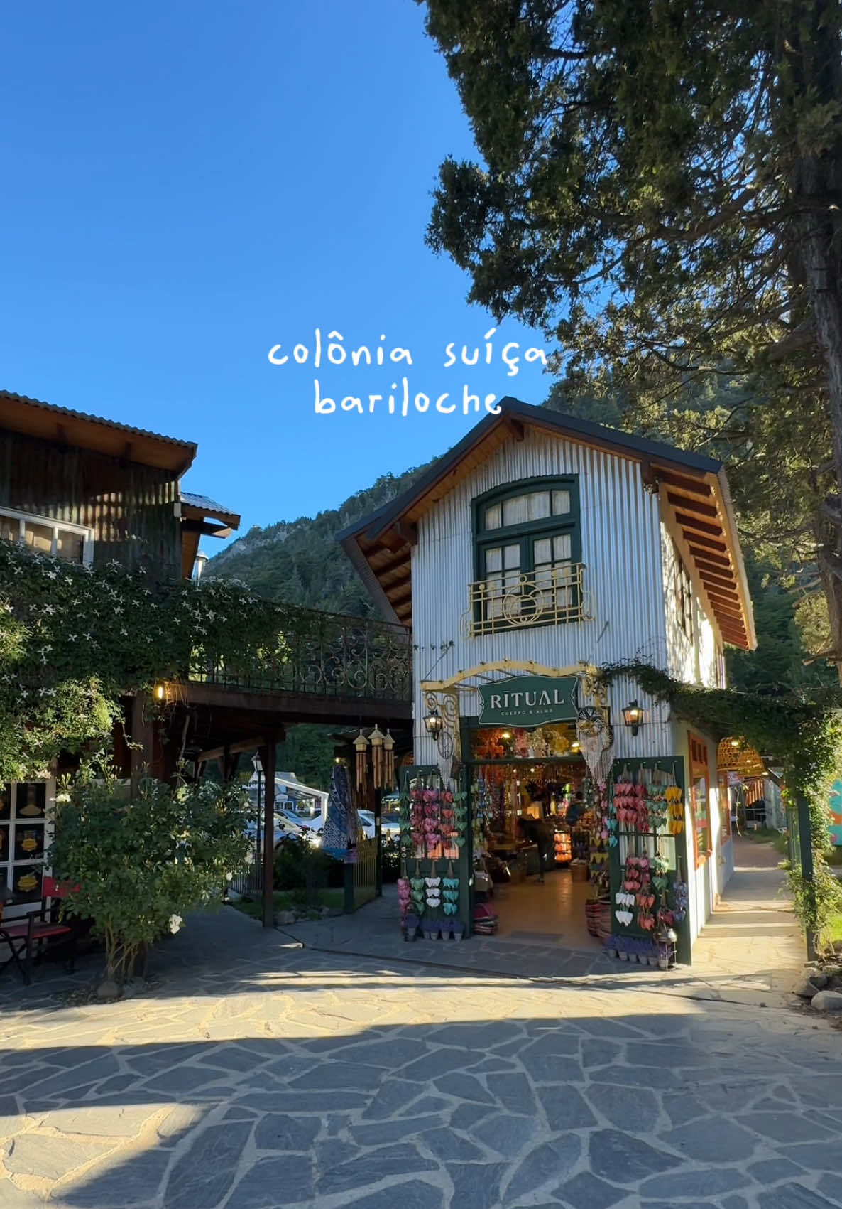 📍COLONIA SUIZA   A apenas 25 km do centro de Bariloche, a colônia suiza foi o primeiro assentamento europeu da região no século XIX. Além da vila ser um charme, com casinhas de madeira, restaurantes, cafés e lojas, todas as quartas e domingos acontece uma feira de artesanato e de comidas típicas. Muita atenção no dia de visitar para não se frustrar, porque a primeira vez fomos em uma segunda-feira e estava tudo fechado! Priorizem ir no domingo! Declarado patrimônio histórico, mantém intactas as características originais da época da sua fundação. Você poderá saborear o tradicional curanto, uma comida originariamente araucana que foi introduzida pelo Chile por Emilio Goye, um dos primeiros habitantes da colônia. Sua preparação é um ritual, que pode ser presenciado aos domingos, começando antes do meio-dia. Além disso, você pode visitar o Museu Histórico La Montaña, que oferece uma visão fascinante da história da Colônia Suíça e dos primeiros colonos que se estabeleceram na região. Nós adoramos conhecer o vilarejo! #coloniasuizabariloche #coloniasuiza #bariloche #barilochenoverao #patagonia 