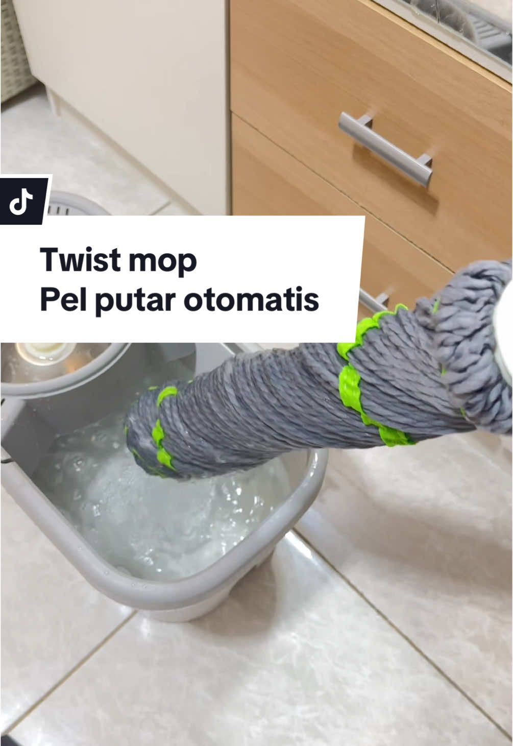 Ini sihhh penemuan awal tahun. Pel model jaman nenek yg jd andalan tp bedanya yg ini bisa peras otomatis tinggal puter tanpa bikin tangan kotor dan basah #alatpelpraktis #alatpelotomatis #alatpelperas #alatpelperasotomatis 