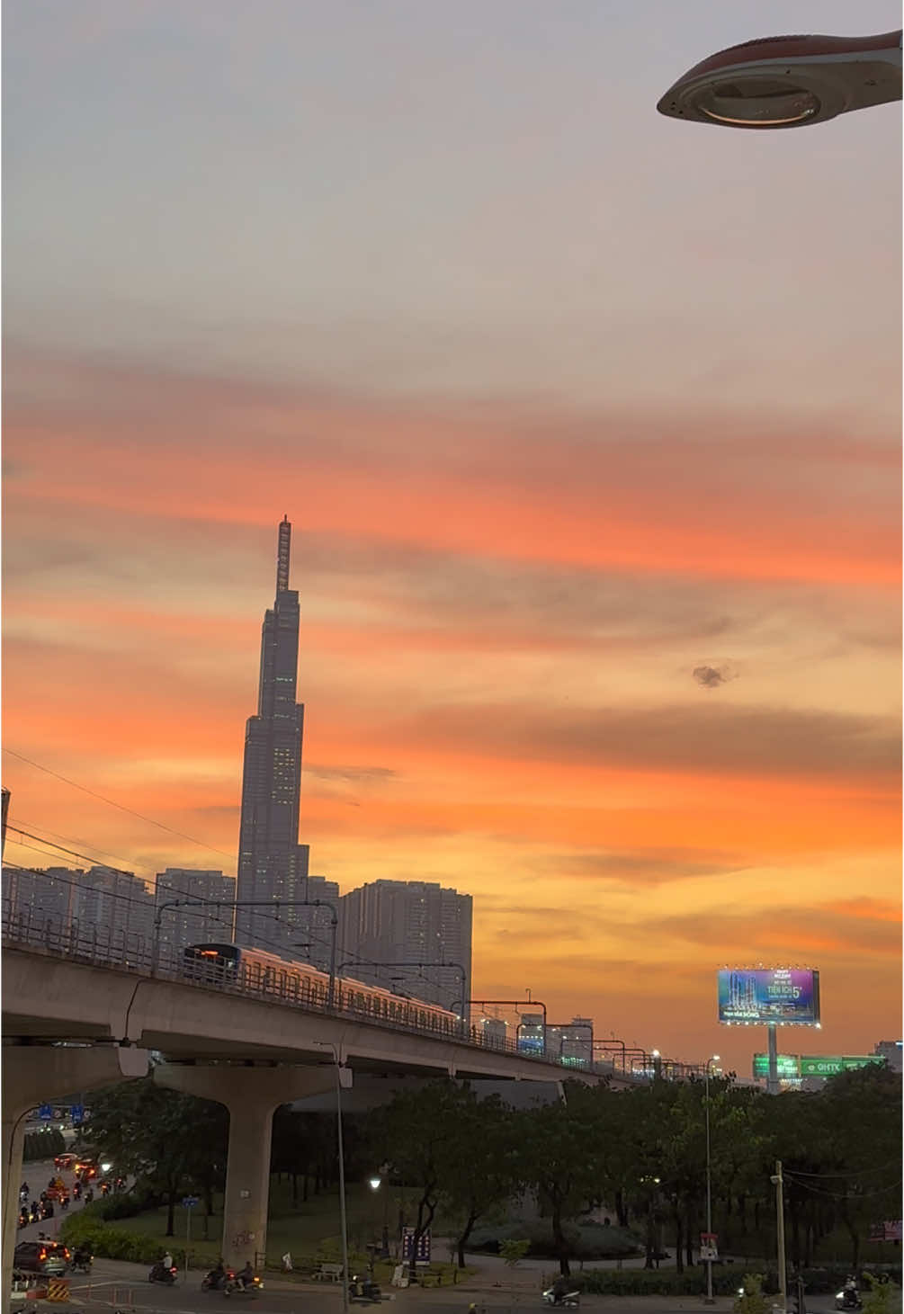 Rồi tháng ngày phai nhạt cho ký ức phôi pha..   #hoanghon #saigon #chill #sunset #trending #trend #xuhuong #fyp #xuhuongtiktok #latuiday.. #giothi #VoiceEffects #buitruonglinh 