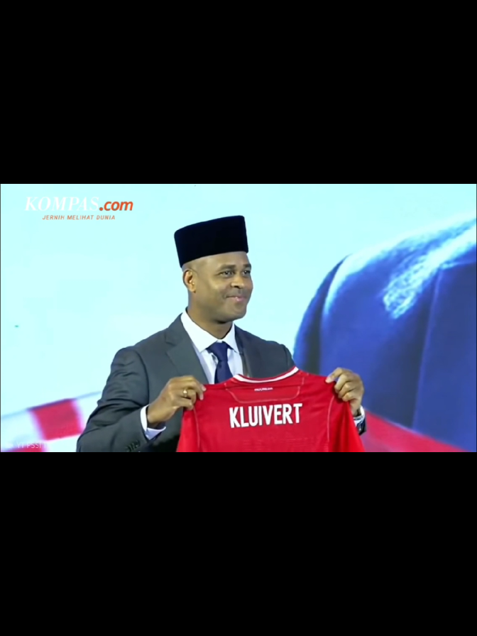 Moments mengejutkan ketika perkenalan Patrick Kluivert sebagai pelatih Timnas Indonesia  #patrickkluivert #timnasindonesia #fy 