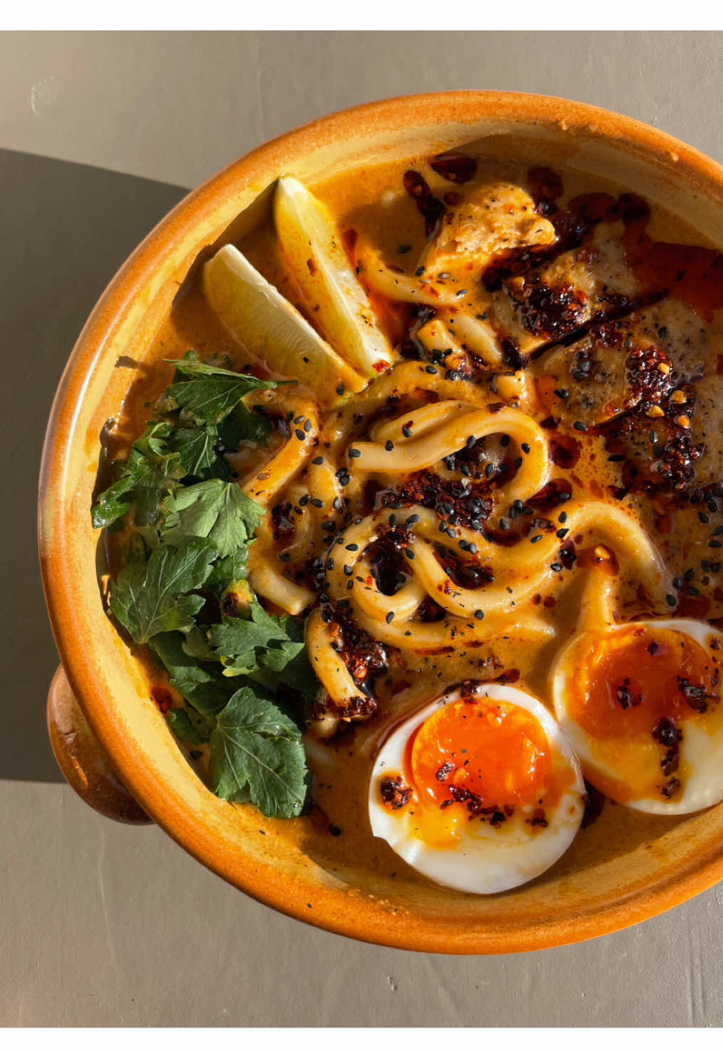 Cremige Erdnuss-Udon-Suppe & Hähnchen                                                Zutaten für 2 Personen: - 2 dicke Hähnchenbrustfilets (jeweils mittig durchschneiden > 4 Stück) - Salz, Pfeffer - Öl zum Braten - 1 EL (rote) Currypaste - etwas geriebener Ingwer - 1-2 gepresste Knoblauchzehen - etwas Zitronengras - 1-3 EL Erdnussbutter - Schuss helle Sojasoße - 1 Dose Kokosnussmilch - ca. 400ml Hühnerbrühe - Handvoll Petersilie - 4 Limettenstücke - 2 gekochte Eier - etwas Chiliöl (optional) - schwarzer Sesam (optional) Folgt gerne für mehr!🙏🏻 _____________ #noodlesoup #peanutbuttersoup #nudelsuppe #erdnusssuppe #erdnusssoße #udonnoodles #udonnudeln #ramen #ramensoup #thaicurry #hähnchen #fleisch #asiatischesessen #asiatischerezepte #lecker #recipes #inspo #abendessen #dinner #warmingsoup #cozy #schnellerezepte #einfacherezepte #fyp #foryoupage #fyyyyyy #viral 