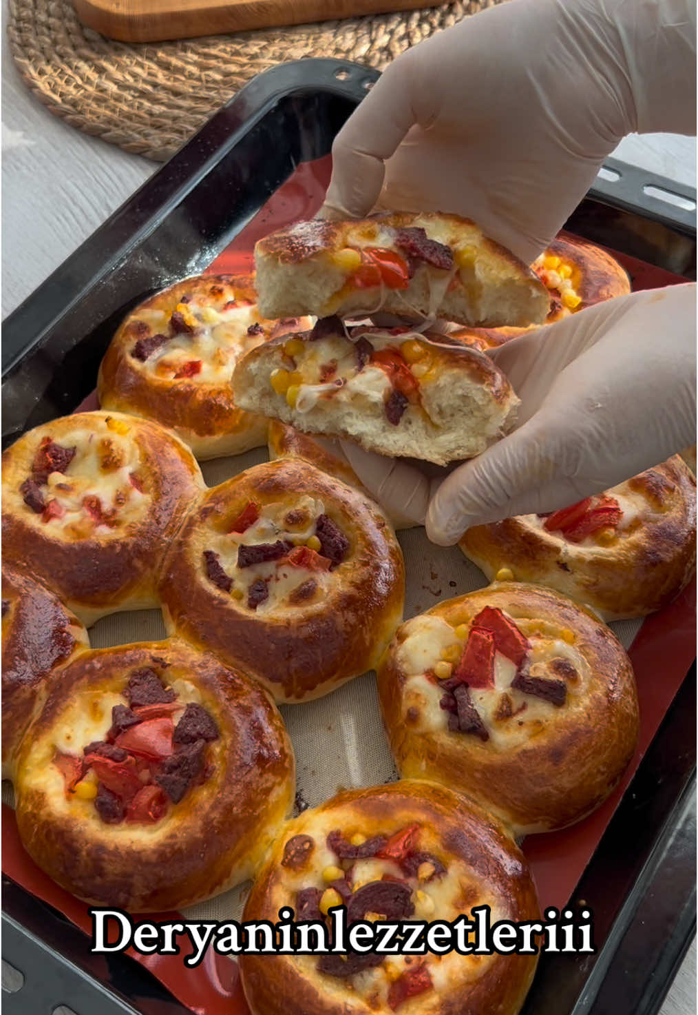minik minik pizza poğaçalar yapıyoruz bu poğaça çocuklar da çok seviyor buzluunuzda kesinlikle bulundurun çocuklarınızın beslenmesi için harika bir kurtarıcı oluyor 🥯☺️😍  Malzemeleri Bir su bardağı süt Bir su bardağı sıvı yağ Bir su bardağı su kılık olacak İki yumurta akı içine sarısı üzerine Üç yemek kaşığı toz şeker Bir tatlı kaşığı tuz Bir paket kuru maya 4,5 su bardağı un İçerisine sürmek için Üç yemek kaşığı ketçap dört yemek kaşığı zeytinyagı Üzeri için kaşar sucuk domates Yeşil biber zeytin İsteğe  bağlı her şey koyabilirsiniz sizin zevkinize kalmış hazırlanışı Bir kabın içerisine sıvı malzemelerimizi koyalım unumuzu kontrollü bir şekilde ekleyelim yavaş yavaş hafif ele yapışacak bir hamur yoralım hamurumuzu 1 saat MAYALANDIralım mayalanmış hamurlarımızı mandalina büyüklüğünde bezeler yapalım tepsimize dizelim 20 dakika tepsi mayası aldıralım bardak yardımıyla bardan ortasına bir çukur açalım hepsini ayni işlemi  yapalım Hafifçe elimizle ortasına bastıralım Yumurta sarısını sürelim ortasına hazırladığımız ketçabı da sürelim İçine iç harcına koyalım Önceden ısıtılmış 200 derecelik fırında 20 25 dakika kızarana kadar pişirelim soguduktan sonra saklama kaplarına koyup istediğiniz zaman çıkartıp çocuklarınızın beslenmesine veya misafirlerinize servis edebilirsiniz Şimdiden deneyecekler kolay gelsin afiyet olsun☺️😋  #keşfetteyiz #keşfet #pizzapoğaça