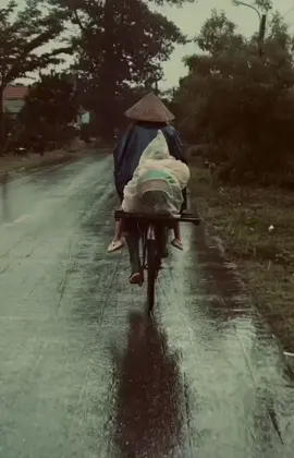 Trên chiếc xe đạp ọp ẹp hằng ngày mẹ chở tôi đến trường.Tuổi thơ đó dù khó khăn thế nào thì cũng là quãng thời gian đẹp nhất mà tôi có được...Lại 1 năm cũ đã qua,lại 1 năm mẹ vắng nhà...!