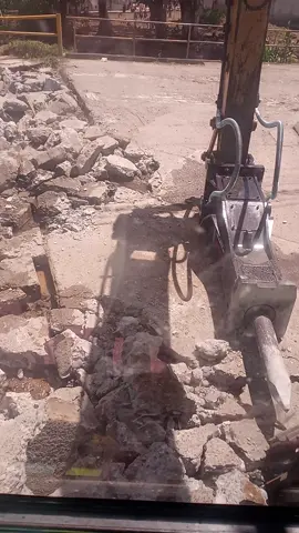 nuevo hallazgos en plena demolición 😂😂😂#retroexcavadora #retros #hidraulicos #operadoresdemaquinas #operadoresdemaquinariapesada #operadoresyexcavadores #excavator #demolition 