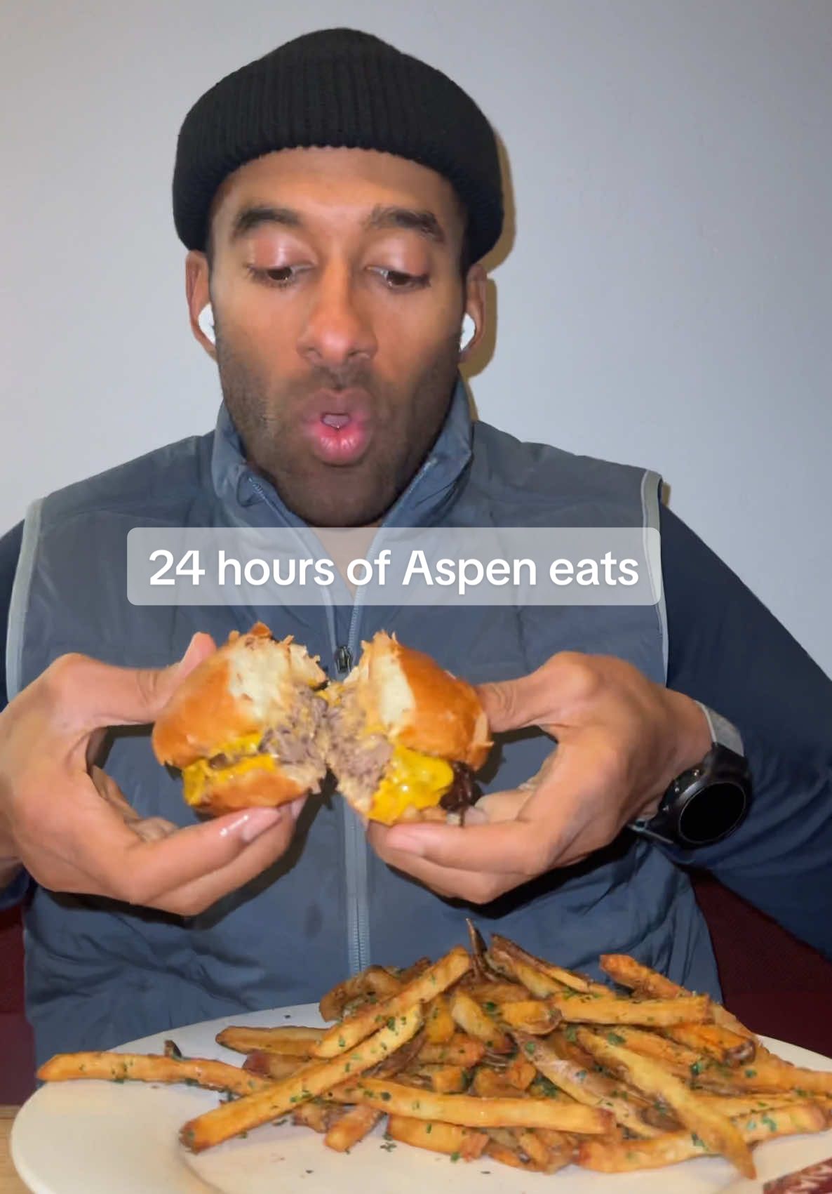 here how you spend 24 hours in Aspen ☃️🍴⏳ . Bonnie’s (Aspen mountain) 🧁Famous Apple Strudel $11.50  🥞Pancakes $9 . Up for pizza (@Aspen Snowmass mountain) 🍪chocolate chip cookie $5 🍪white chocolate macadamia $5 🥛milk box $6.50 . Sam’s (snowmass mountain)  🍫☕️hot chocolate $7 👵🏼🍕grandma style pizza $30 🍝🧀RIGATONI BOLOGNESE $24( . Elk Camp (Snowmass mountain)  🍸🍹mud slide (bar) $16  🍊🍹blood orange margarita (bar) $16  . Limelight Aspen  🍪☕️ complementary cookies & hot coco . Ajax Tavern  🍔 double cheese burger  🥩 New York strip . Limelight Aspen 🍪🍦cookie skillet 