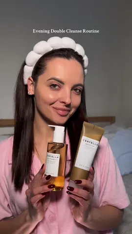 Evening Skincare ✨ For clean and glowing skin – double cleansing is key! 🌙 I start with the Skin1004 Cleansing Oil to remove makeup and impurities. 💦 Then, I follow up with the Skin1004 Ampoule Foam for deep cleansing and hydration. 🌿 The result? Fresh and nourished skin ready for a good night’s sleep! 🛌✨#skincare #eveningroutine #topproduct #doublecleansing #skin1004#cleansingoil #unreadywithme #ugccreator #ugc #ugcuk #ugcbeauty #beautyugc #