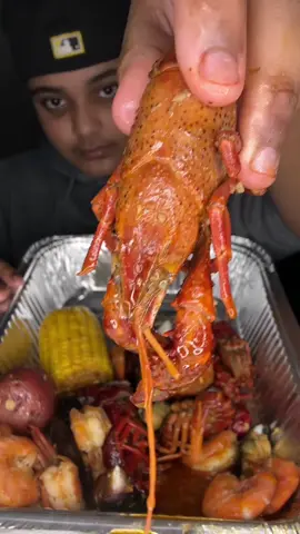 Seafood boil good ? #seafood #seafoodboil #seafoodboilmukbang #crawfish #crawfishboil #crab #kingcrab #mukbang #mukbangeatingshow #asmr #Foodie #FoodTok 