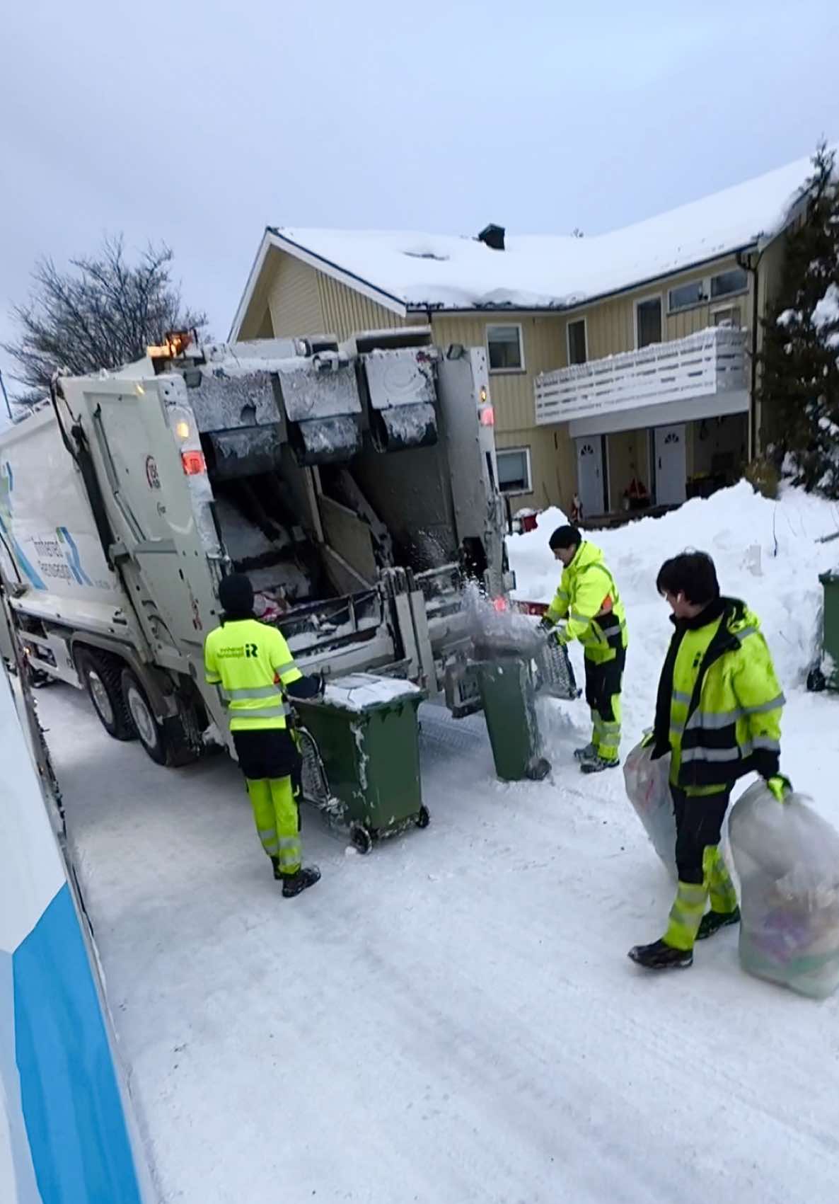 Another day at work with the best teams💫 #truck #truckdriver #truckdrivers #norway #girls #girlpower #kvinnerimannsdomminerteyrker #cold #boy #boys #team #teamworkmakesthedreamwork #cold #boy #boys #team #teamworkmakesthedreamwork #snow #storm #Summer #foruyou #garbagecollectors #lastebil #scania #volvo #goodmorning #goodvibes #godmorgennorge 