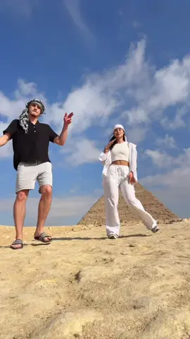 on était obligée de la faire devant les pyramides 🥹 (insta : @aliaaxb) 