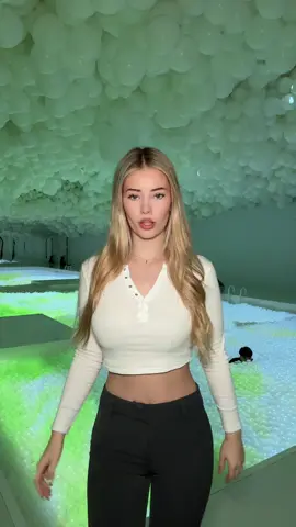 Un random bailando por detrás jijiijijij