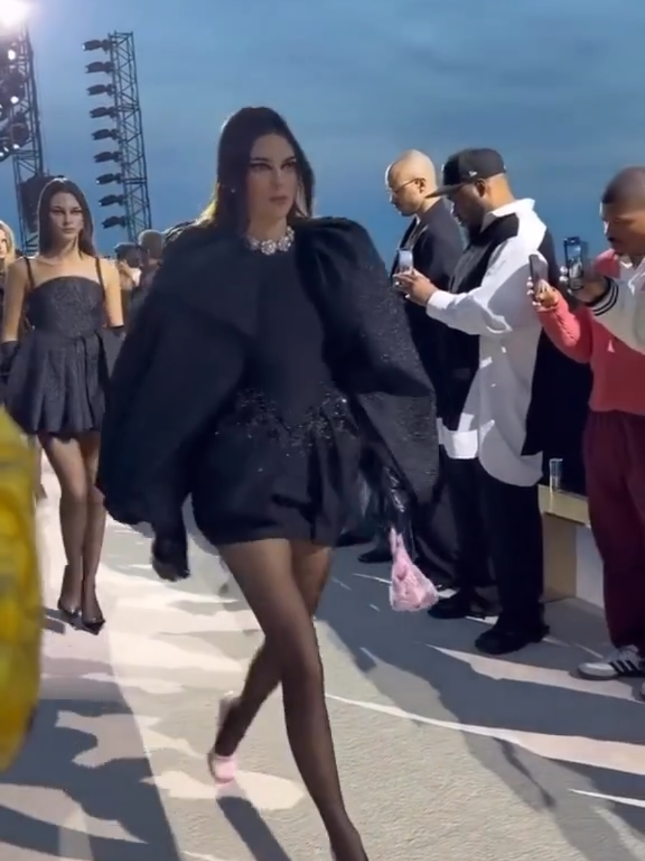 #kendalljenner leading the versace FW23 finale followed by #vittoriaceretti #riannevanrompaey #gigihadid and #imaanhammam #Runway #model 