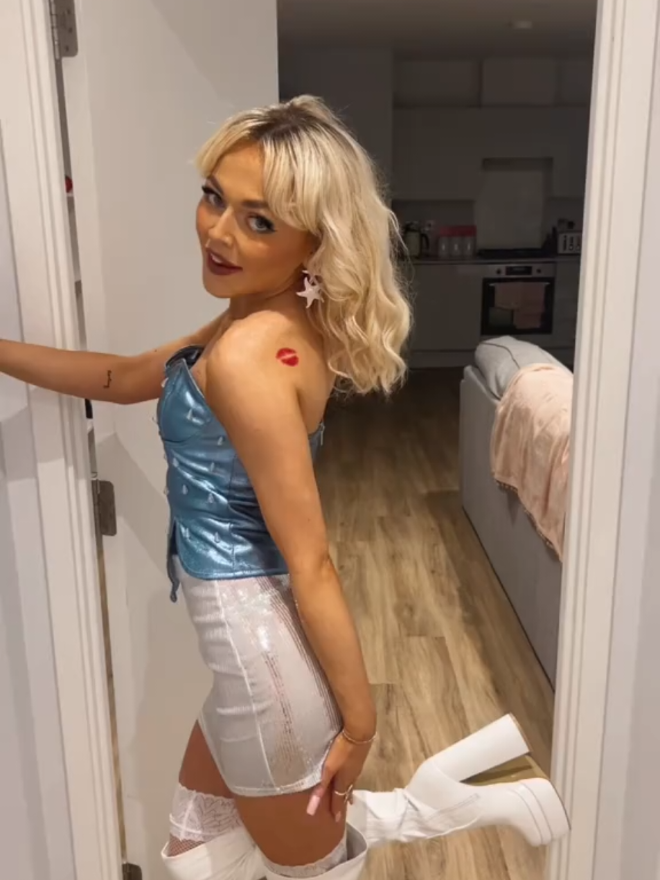 #shiny #stunning #ftpシ #angel #fave #fypdong #fyp #fypgakni #girlies #gorgeousgorgeousgirls #sexy😍🤤😍 #pvc @Cher in a stunning blue and white outfit so sexy girlie 