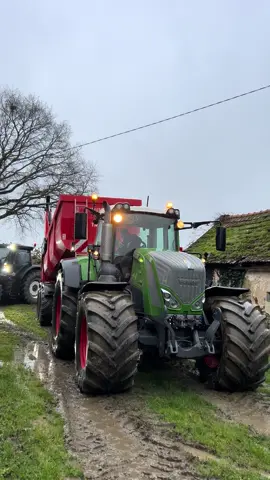 Ce magnifique fendt 828 😍 #etachanteux #agriculture #passion #broyagedebois #copeauxdebois #tracteur #fendt #fendtvario828 #bull #incroyable #valtra #valtras394 
