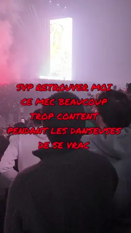 LE TEL AVEC LES DEUX MAIN ✋🏼 IL EST TROP HEUREUX LA 😂😂😂😂🤣surveillez le moi celui là  #KAARIS @Kaaris @Paris La Défense Arena #retrouverlapersonne  #viral #humor #sevrac #ornoir #concert #fyp #pourtoi 