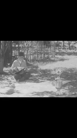 Tütək səsi (film, 1975) Hadisələr İkinci Dünya müharibəsi illərində Azərbaycan kəndlərinin birində gərgin zəhmət, ümumxalq birliyi, eyni zamanda mürəkkəb insan münasibətləri mühitində cərəyan edir. Bu kənddə hər bir evdə müharibənin nəfəsi duyulur. Qadınlar və uşaqlar cəbhəyə getmiş ərlərin, ataların, oğulların yerinə çöl işlərini görürlər. Filmdə həyat da, məhəbbət də, sarsıntı da, sevinc də var. #azərbaycanfilmləri #kinolar #saz #aşıq #ruhani #tütəksəsi #musiqi #filmlər 