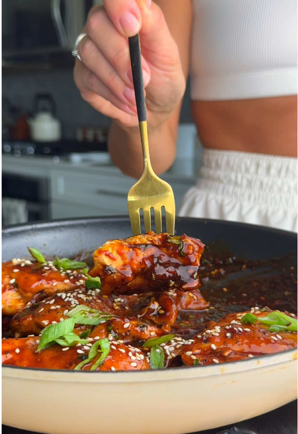 🌶️ Skillet sticky spicy garlic chicken thighs!  Recipe 🔗 https://www.dliciouslyinspired.com/recipes/stickygarlicchickenthighs  #cookwithme 