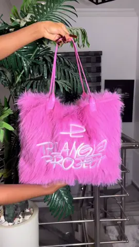 Triangle project fur tote bag💕🌸🎀 Price : 30,000nr🛍️🛍️ Available for immediate delivery 🚚 Send a dm to shop 🛒🛍️ We deliver nationwide ✅