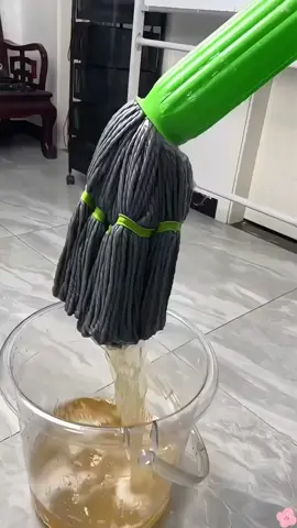 #With this self-stwisting water bamboo fibre mop, it is fast and clean. It is still a hands-free sleeve that can be pushed and pulled for a second. It does not take up space anywhere. It is very convenient to use. If you like it, come to my window to buy it!