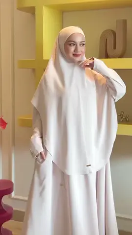 yang dipakai mamina cantik banget warnanya 😍 pangling banget #nandaarsyinta #abaya #lozyhijab 