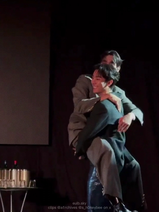 force carrying book effortlessly 😩 #forcebook #fforce_ #kasibook #forcejiratchapong #bookkasidet