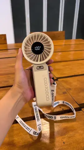 Bagong portable fan ni Goojodoq! Grabe, ginulat ako nito kasi kala ko di sya malakas. Pero malakas sya girl! Literal na malakas tas malamig pa. At ang tagal nya pang malowbat! Worth the hype talaga. 🫶 #goojodoqportablefan #goojodoqfoldablefan #foldablefan 