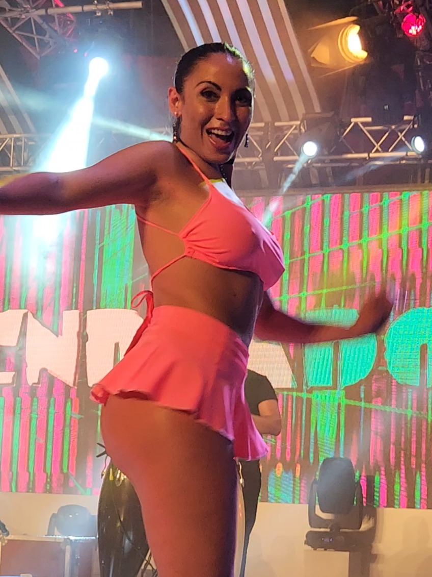 ¡@Stefy Cantone eclipsando a todos con su baile en #PasionDeSabado ! 💃🏾🎶 #bailarinasdepasion 