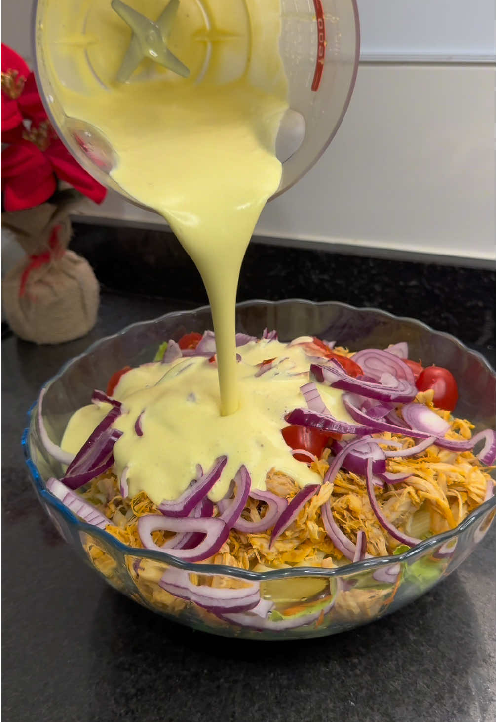 Balde de salada refrescante  Gostaram? Para o molho: 4 ovos cozidos 1 iogurte integral 1 colher de mel 1 colher de mostarda Suco de 1 limão  Azeite e sal #salada 