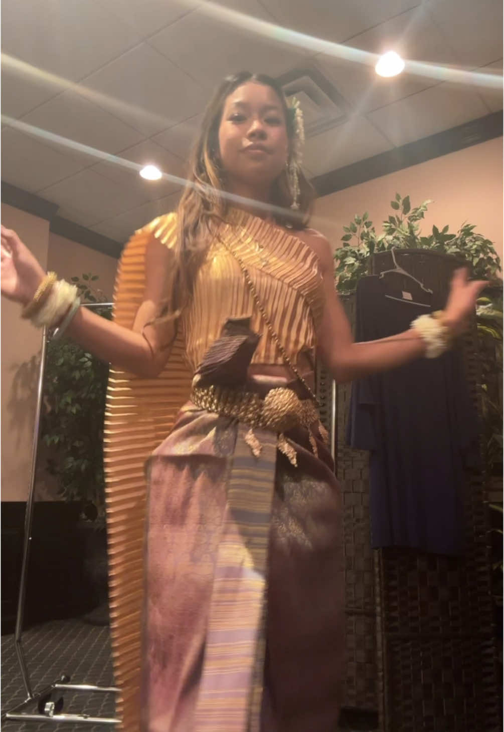 the lighting sucked 😤  but my fit thooo 😮‍💨 ✨✨✨✨✨✨✨✨✨ #dance #robam #khmer #cambodian #moonlove #ballet #culture #gold 