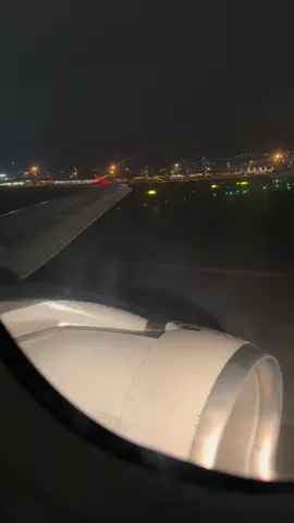 Despegue nocturno desde GRU Airport  ✈️😍 #aviationlovers #airbuslovers #airbusa320 #brasil 