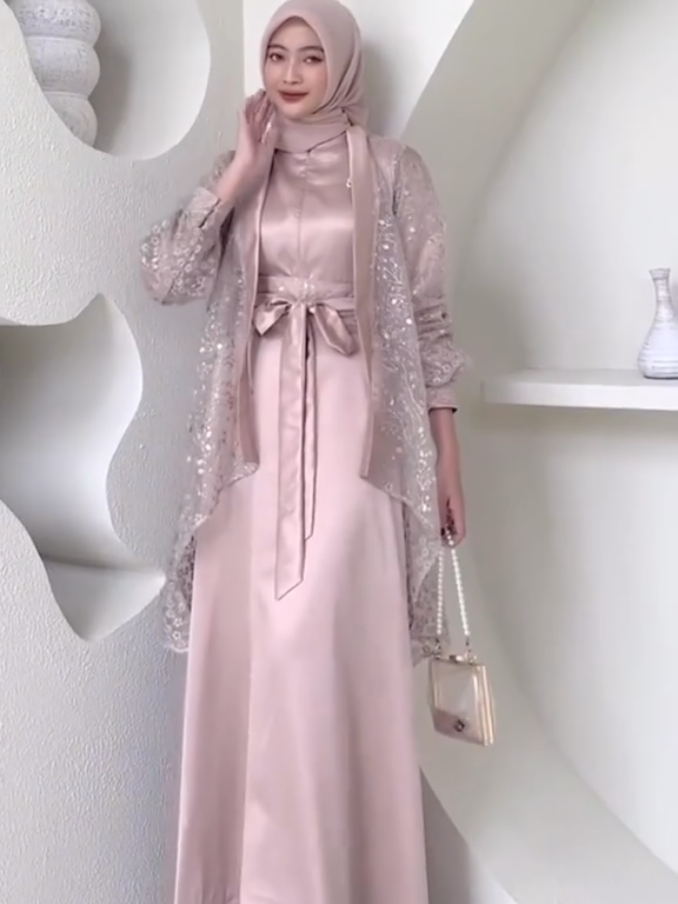 #ramadhanekstraseru #seragamlebaran #bajulebaran #gamisdenim #dresslamaran #dressbridesmaid #gamiskondangan #gamislebaran #sarimbit #sarimbitlebaran #sarimbitkeluarga #gamiscouple #onesetbrukat #veloxadress #gamissilk #gamissatin #gamisbrukat 