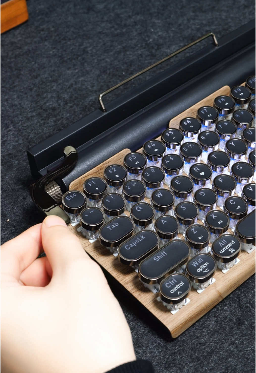 Bluetooth keyboard with a typewriter-inspired design#keyboard #typewriter #us #fyp #mousepad #ipad #tiktok #iphone #bluetooth #typewriterkeyboard #retro #gamingkeyboard #ipadkeyboard 