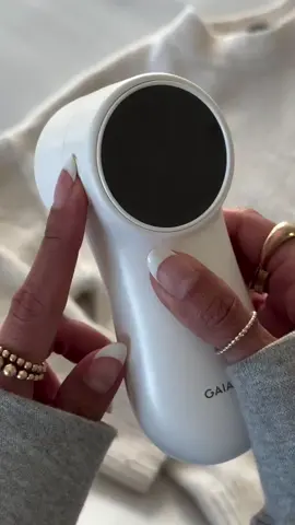 Bring your old clothes and furniture back to life with the GAIATOP Fabric Shaver – the ultimate lint remover and sweater defuzzer! 🧥✨ This powerful and compact tool is designed to trim fuzz, pills, and bobbles effortlessly, making your garments and upholstery look brand new. Key Features: ✔️ Rechargeable & Portable: Convenient for home or travel use – no need for batteries! ✔️ Intelligent Digital Display: Easy-to-read screen shows battery status and speed mode. ✔️ Powerful Performance: Removes lint and fuzz from clothes, furniture, and more. ✔️ Automatic Operation: Smooth and safe for all types of fabrics. ✔️ Durable ABS Handle: Comfortable and sturdy for prolonged use. 💡 Perfect For: Restoring sweaters, coats, and blankets Reviving couches, cushions, and upholstery Keeping your wardrobe and furniture looking fresh 📦 Get Yours Today: 👉 Link in Bio ✨ Say goodbye to fuzz and pills with this must-have fabric shaver! Like 👍, share, and subscribe for more amazing Amazon product finds and reviews! #accessories #homeaccessories #gadget