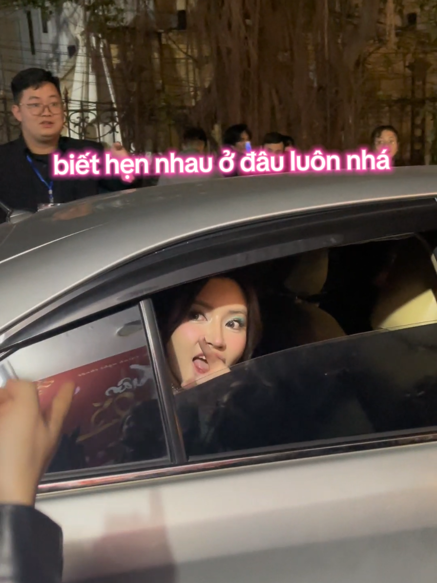 chị tôi đúng là idol hóng chuyện của fan số 1 Việt Nam, biết cả fan đi hẹn vs zai luôn mà =))) #bichphuong 