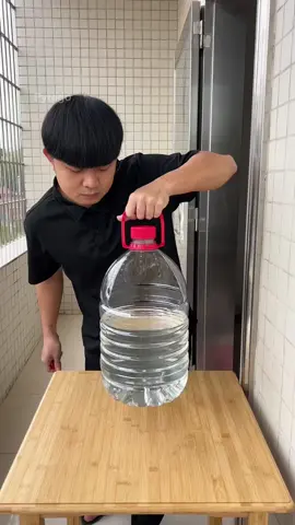 🐠 KHÔNG CÓ BỂ CÁ? XEM TÔI BIẾN VỎ CAN THÀNH BỂ CÁ MIỄN PHÍ! Không cần tốn tiền mua bể cá, chỉ với một chiếc vỏ can nước cũ, tôi đã tạo nên một chiếc bể cá độc lạ, vừa tiết kiệm vừa sáng tạo! Cá có chỗ bơi, nhà có góc xanh – quá tiện lợi phải không nào? 👉 Thử ngay để tái chế vỏ can một cách hữu ích nhé! #TáiChếVỏCan #BểCáDIY #HackCuộcSống #MẹoHayTiệnÍch #SángTạoĐộcLạ #ĐờiSốngTiếtKiệm #SángTạoKhôngGiớiHạn #NuôiCáDễDàng 