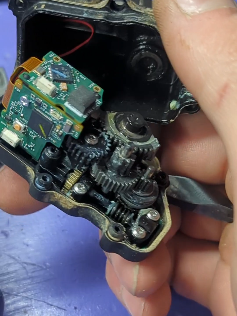 Ever wondered what the inside of your AXS derailleur really looks like?  #enduromtb #sram #bikerepair  #downhillbikes 