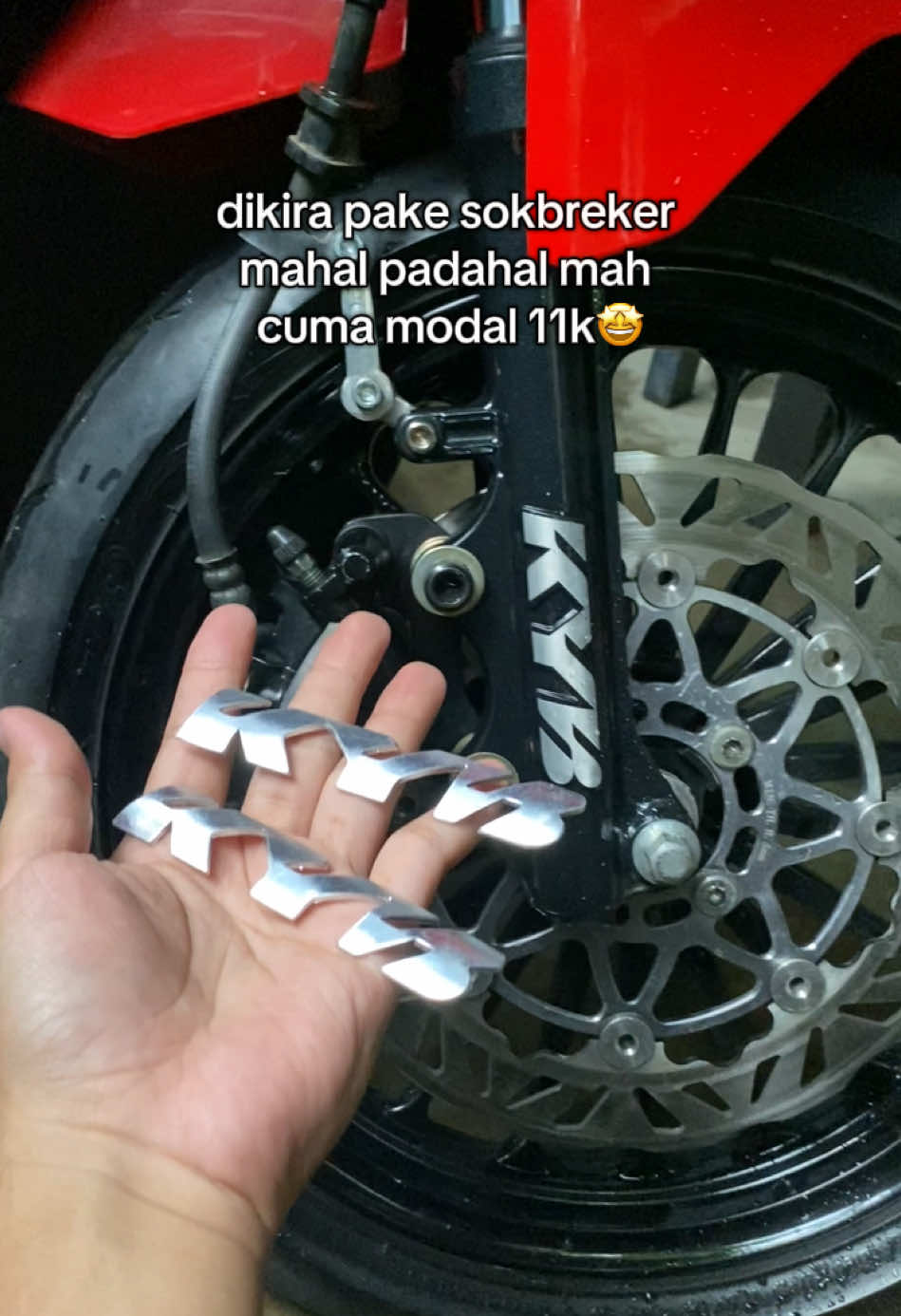 biar ala ala kyb nih bos, pakein emblem stainless ini dijamin makin gacor motormu buat style kt okee🤩😁#emblemkyb #emblem #platktiniboss #emblemkybuniversal #fypdong 