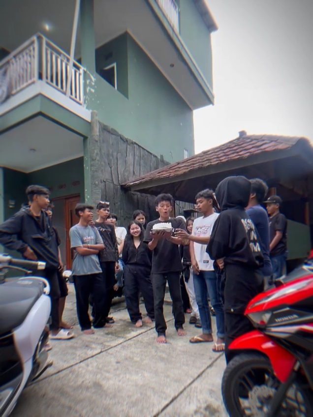 happy aniversary WG & LADIES WG yang ke 1 ST🥳🤩, semoga   WG kedepannya makin kompak lagi dan solid✊🔥, makasih buat semuanya yang udah nge support kita🥰,tanpa adanya kalian semua kita bukan apa²🙏😊.#WHITEKEIZER🤙🤍 #WHITEGANK👻🤍 #LADIESWHITEGANK👻🤍@WHITE GANK👻🤍. @LADIES WHITE GANK @WHITE IKY @jelak @pache207 @jheluxxsperfen @tri.aprilialianii_ @aul office @tumisqe 